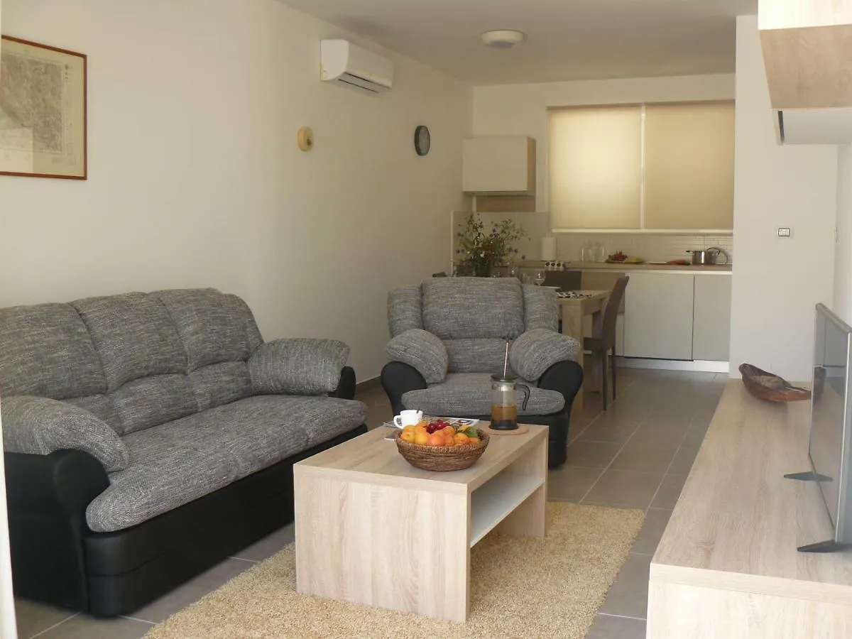 Our Nest Accommodation プリヴラカ アパート